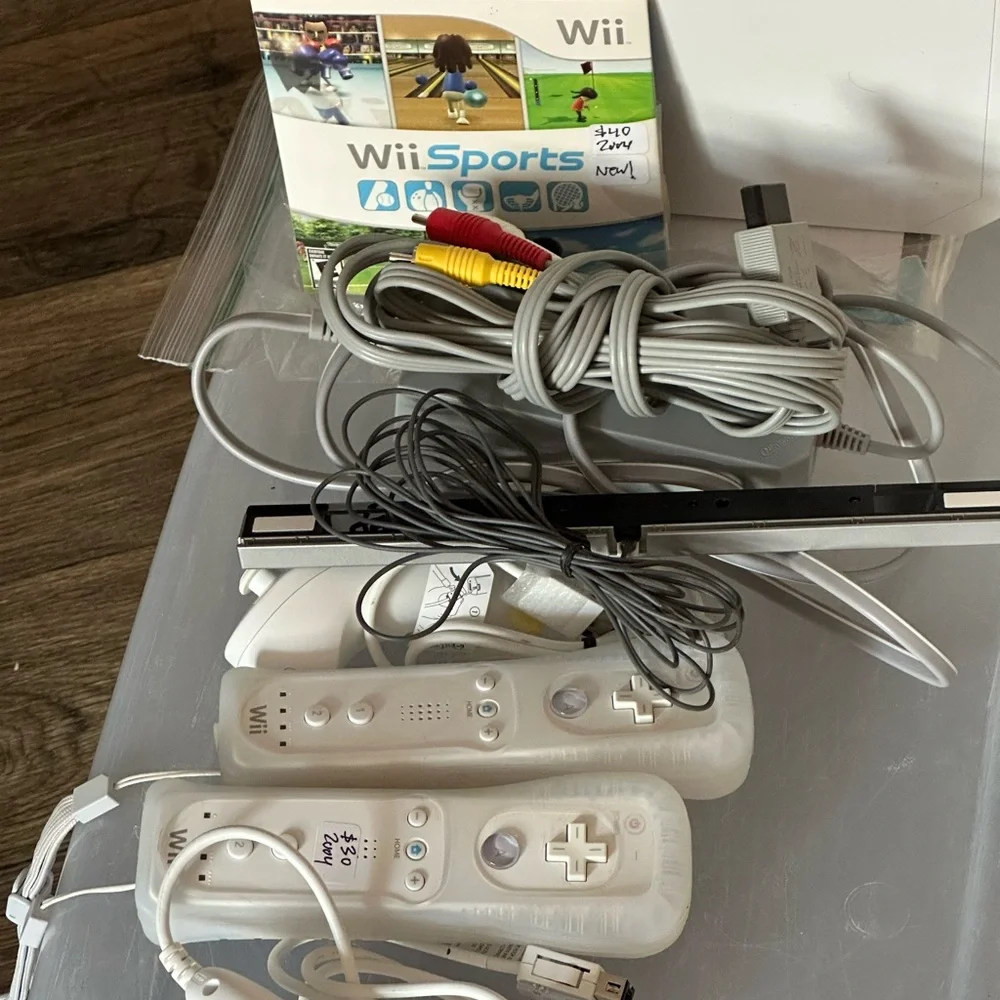 Nintendo White Wii Console Set with Controllers
